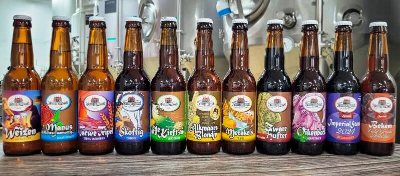The Bierbrouwerij Dampegheest range with complete bottles in a row